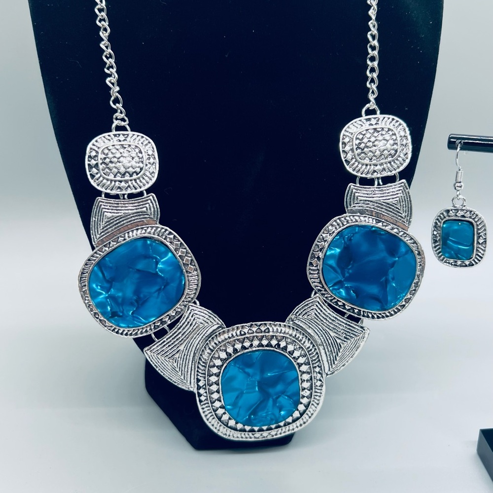 Chic Silver Statement Necklace with Blue Accents - Picture 2 of 7